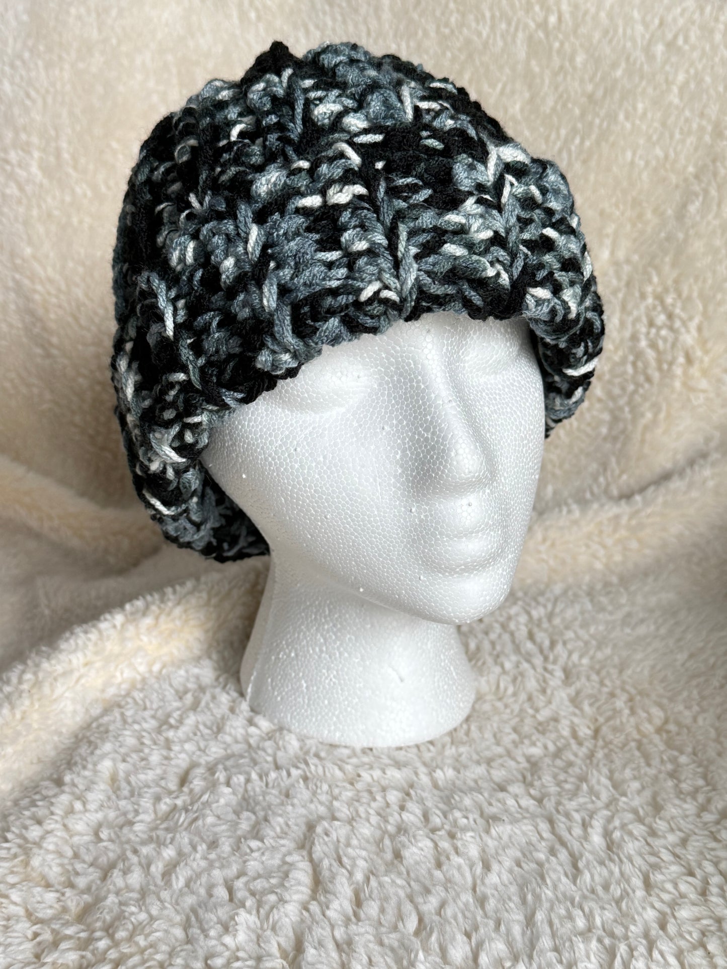 Blue/black/gray ombré ribbed beanie