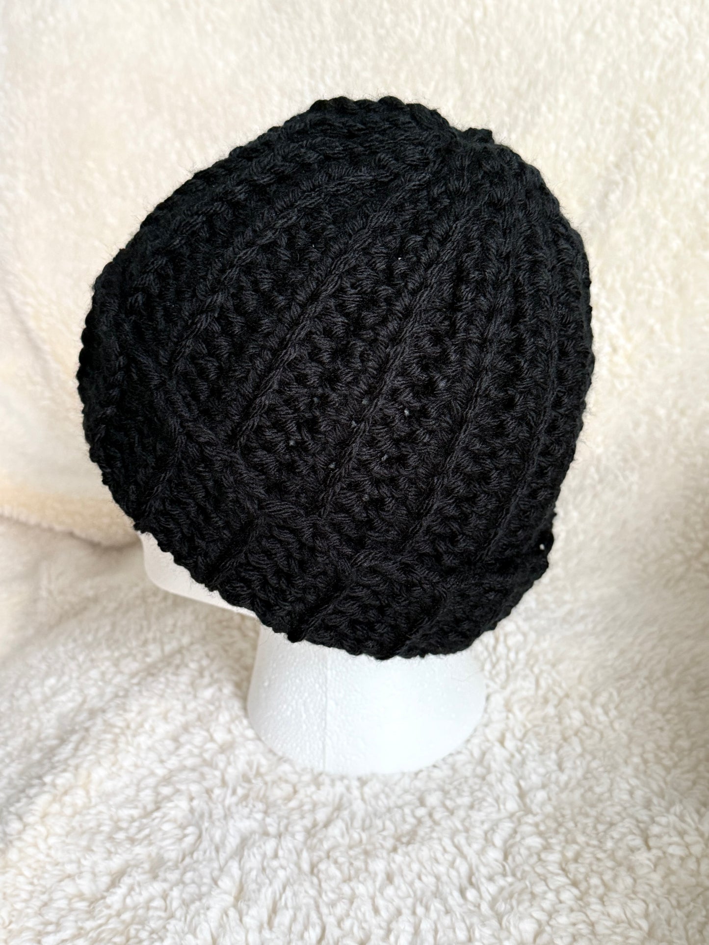 Black ribbed beanie